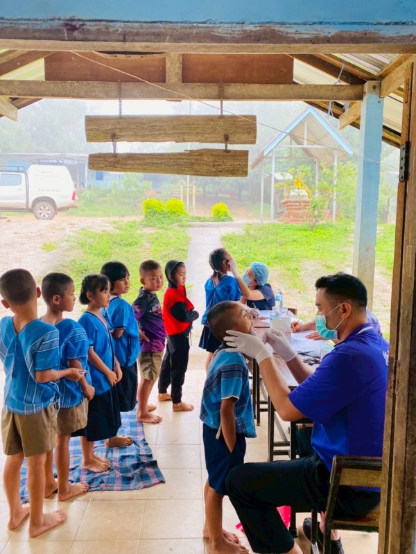 วันที่ 19,20,25และ27 มิถุนายน 2568 น.ส.พนิดา ตลับทอง เจ้าพนักงานทันตสาธารณสุขปฎิบัติงาน น.ส.โสภา วรนารถวิชัย ผู้ช่วยทันตกรรม จนท.รพ.สต.บ้านสันป่าไร่ ร่วมกับ จนท.ฝ่ายทันตกรรม รพ.แม่ระมาดและจนท.รพ.สต.บ้านทุ่งมะขามป้อม ออกให้บริการตรวจสุขภาพช่องปากประจำปี เค