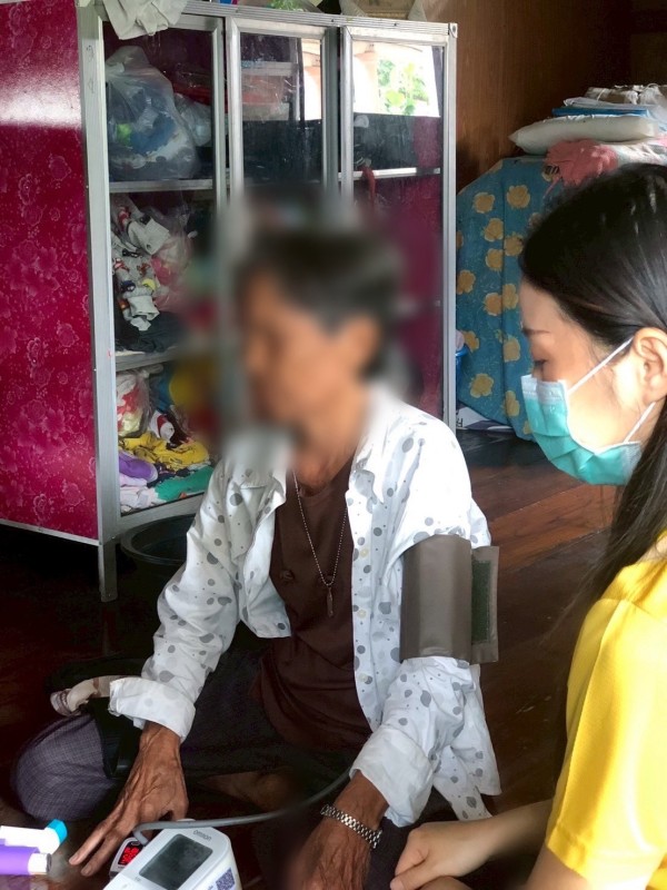 31 กรกฎาคม 2568 น.ส.วาสนา กึกก้องโลกา พยาบาลวิชาชีพปฎิบัติการ รพ.สต.บ้านสันป่าไร่ ร่วมกับ จนท.รพ.แม่ระมาด ออกเยี่ยมบ้านผู้สูงอายุ จำนวน 1 รายและผู้ป่วยโรคมะเร็งปอด จำนวน 1 ราย เพื่อติดตามให้ความรู้ คำแนะนำ คำปรึกษา พร้อมทั้งให้กำลังใจแก่ผู้สูงอายุ/ผู้ป่วย
