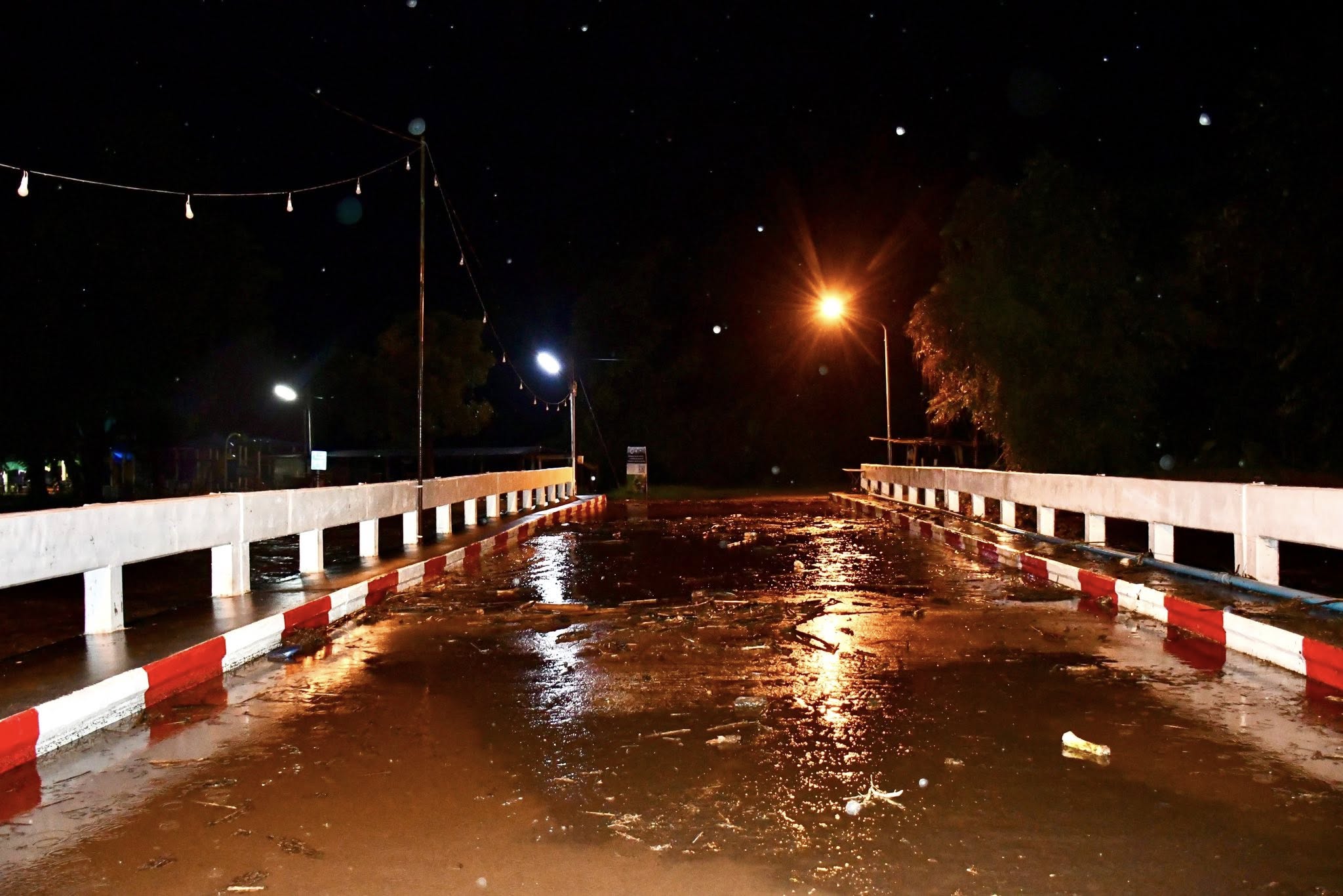 นายกจอย ลงพื้นที่สำรวจความเสียหายบ้านเรือนของพี่น้องประชาชนในพื้นที่ตำบลทุ่งกระเชาะ อำเภอบ้านตาก จากสถานการณ์ น้ำท่วม
