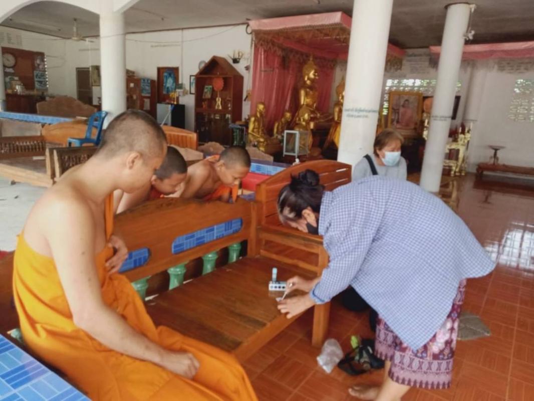 จนท.รพ.สต.บ้านสันป่าไร่ร่วมกับอสม.ม.2,3และ5 ออกตรวจเกลือเสริมไอโอดีนในครัวเรือน,โรงเรียน,ศูนย์เด็กเล็ก,วัด,ร้านขายของชำและร้านแผงลอย พร้อมทั้งให้ความรู้เรื่องโรคขาดสารไอโอดีนและทดสอบความรู้เรื่องโรคขาดสารไอโอดีนทุกครัวเรือนในกิจกรรมชุมชนไอโอดีน