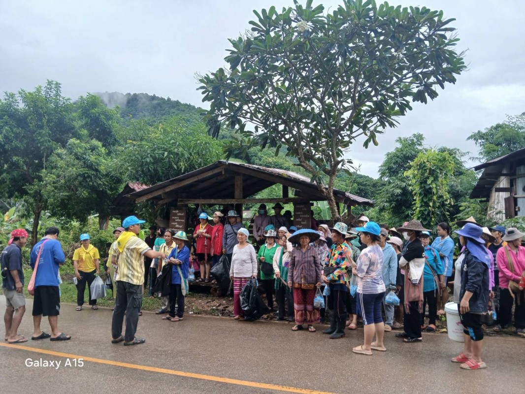 12 ส.ค. 67 จนท.รพ.สต.บ้านสันป่าไร่ร่วมกับผู้นำชุมชนและประชาชน ม.3บ้านป่าไร่เหนือ ร่วมกิจกรรมจิตอาสา แม่ของแผ่นดิน รณรงค์สำรวจและทำลายแหล่งเพาะพันธ์ลูกน้ำยุงลาย เนื่องในวันแม่แห่งชาติ