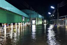 นายกจอย ลงพื้นที่สำรวจความเสียหายบ้านเรือนของพี่น้องประชาชนในพื้นที่ตำบลทุ่งกระเชาะ อำเภอบ้านตาก จากสถานการณ์ น้ำท่วม